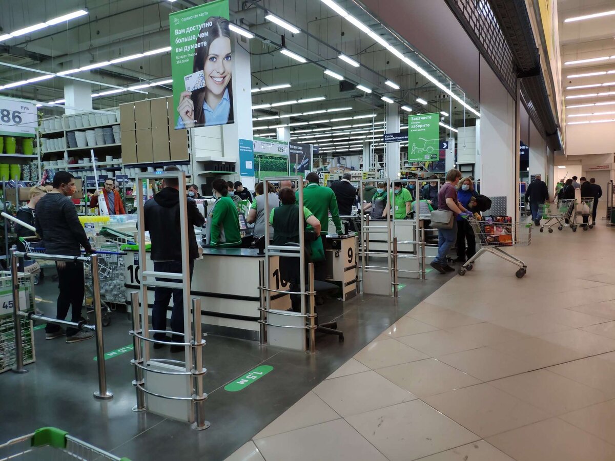 Толпы людей в Леруа Мерлен