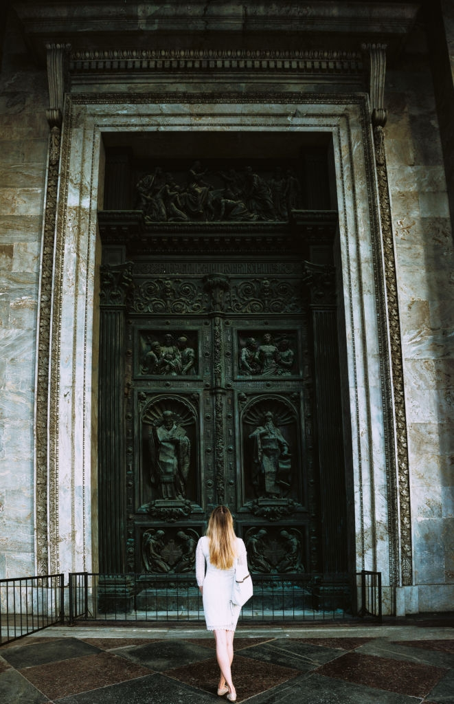 Огромная старая дверь