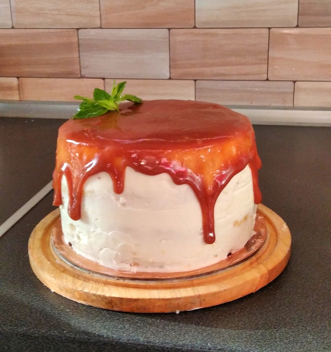 Торт "клубника со сливками" с карамелью