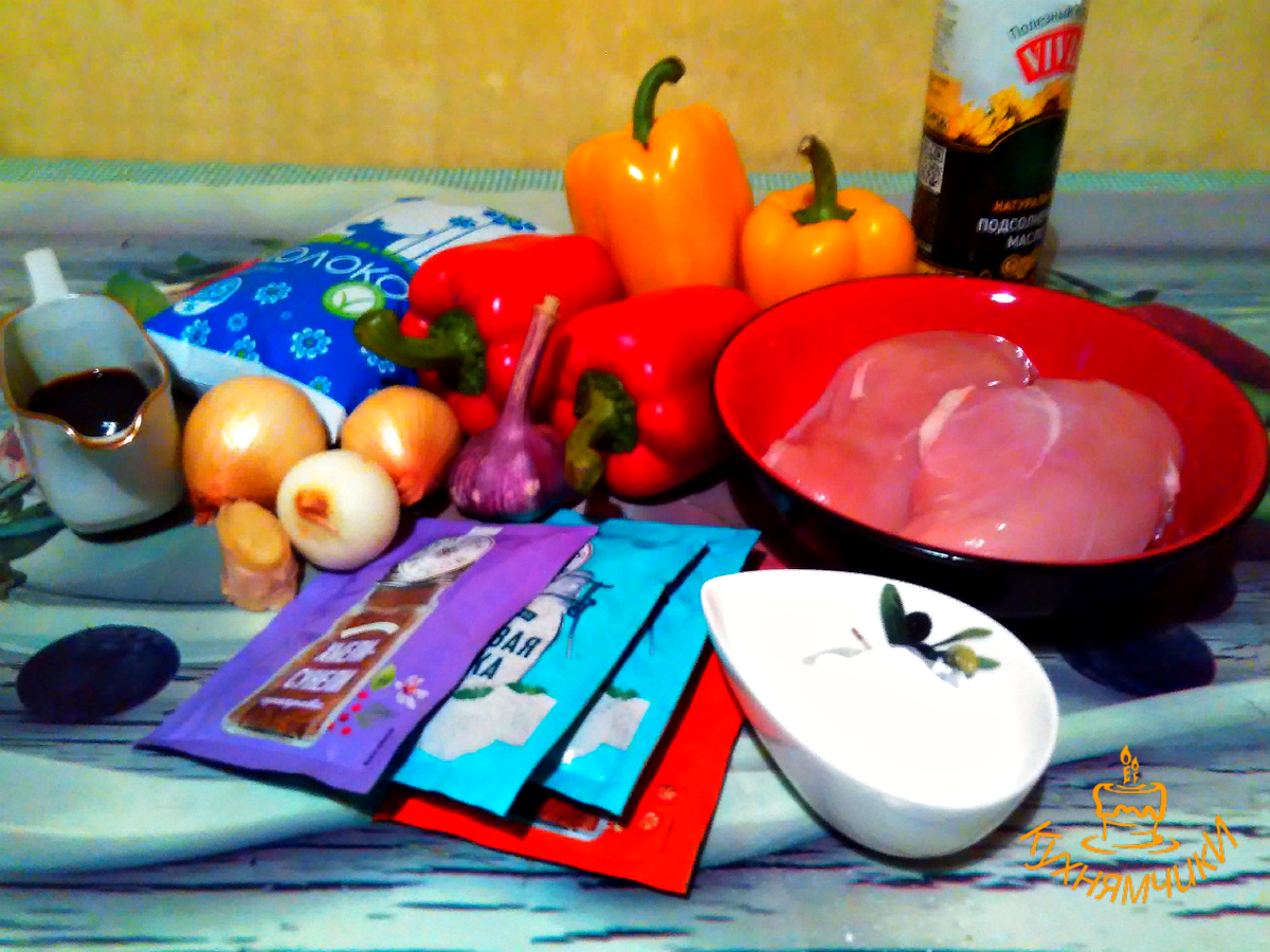 Потребуется: мясное филе, болгарские перцы (лучше  разноцветные), репчатый лук, чеснок, острый перчик чили (в этот раз мне его купить не удалось и я попробовала заменить его корешком имбиря и молотым красным перцем, тоже получилось вкусно, но менее остро), молоко, соевый соус, немного крахмала или муки, специи (у меня хмели сунели, паприка, и перец красный молотый (острый)), кокосовая стружка, масло растительное для жарки, соль.