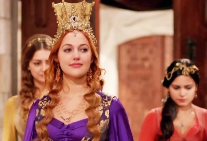 Легендарная корона Хюррем, которую она специально заказала, чтобы подчеркнуть свой статус. Листайте галерею - там кадры из сериала. Источники изображения: pinterst.com  и  vk.com