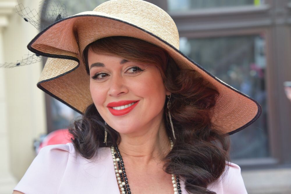 Актриса соблюдает режим самоизоляции и не выходит на улицу