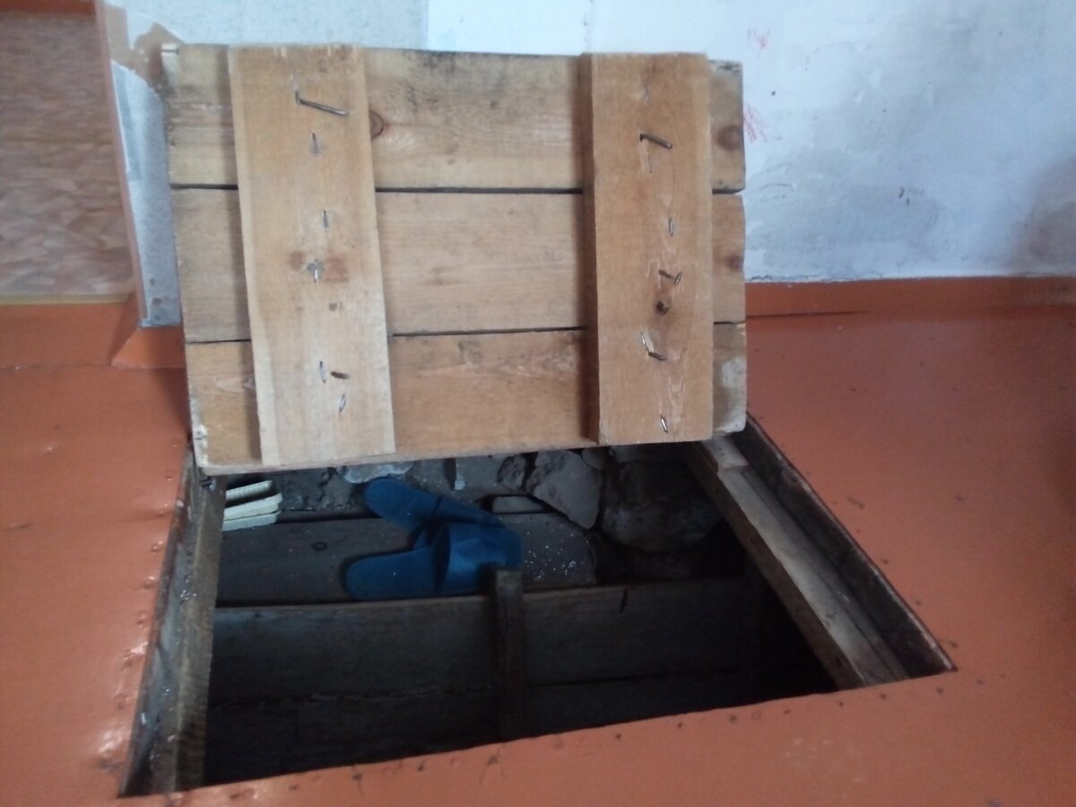 Стена печи за дверкой погреба