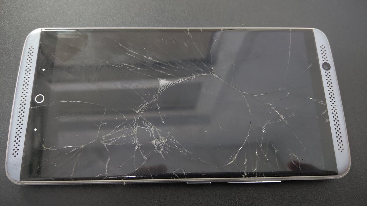 Фото моего разбитого экрана ZTE AXON 7.