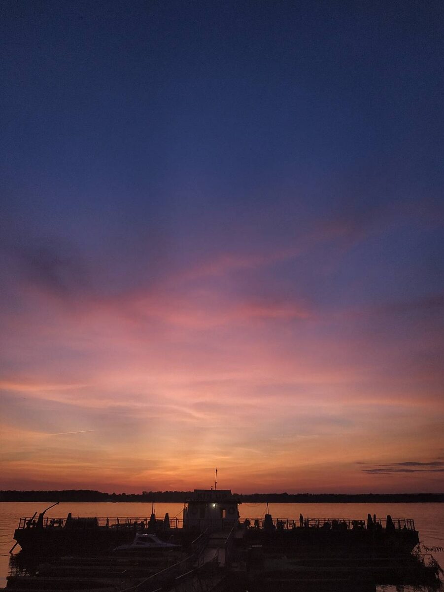Закат на набережной реки Волги. Люблю приходить туда в любое время года. Там мне спокойно. 