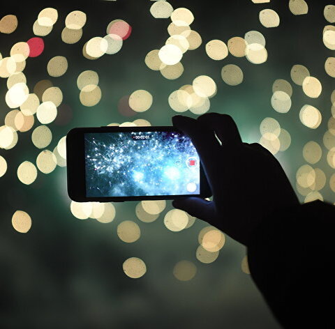 Смартфон в ночном освещение