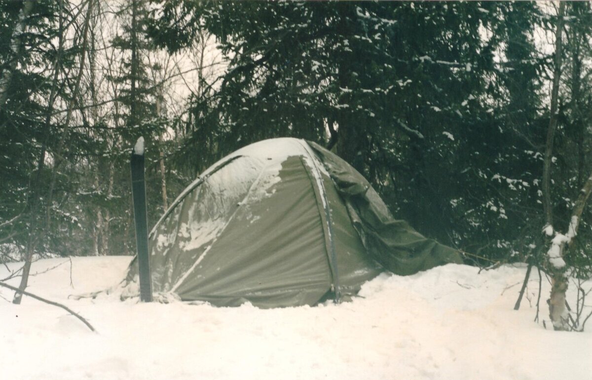 Целую неделю эта палатка служила нам домом в Хибинах (Март 2003г).