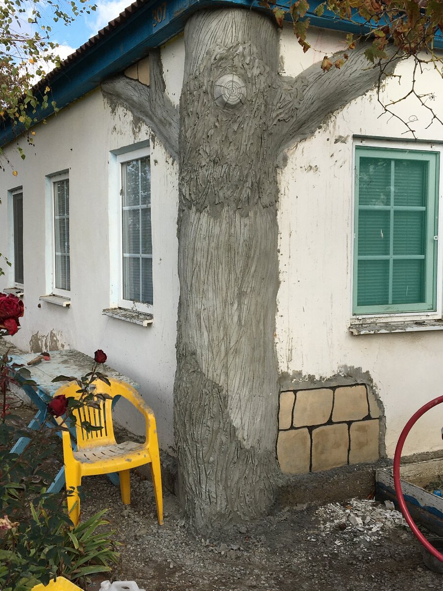 Из остатков раствора налепил камни на стене и покрасил