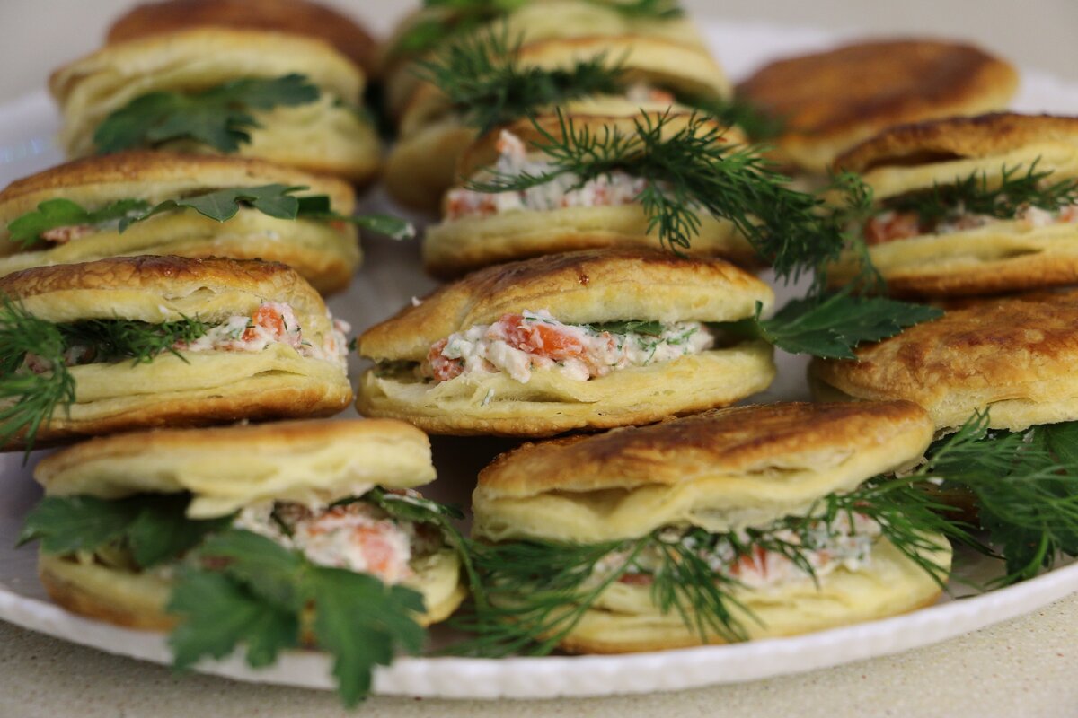 На скорую руку фото. Быстрые закуски. Быстрые закуски на скорую руку. Быстрая закуска на стол на скорую руку. Недорогие закуски на скорую руку.