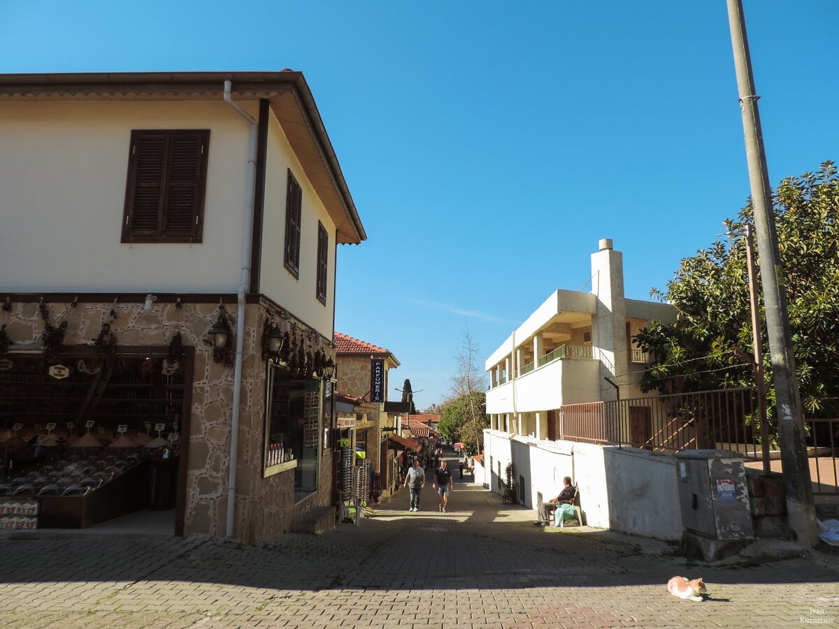 Торговая лавка Айдена (слева) 