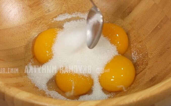1. Отделяем белки и желтки отдельно. Взбиваем желтки с сахаром и ванилью до крепкой пены. Желтки взбиваем с солью и молоком. Просеиваем муку к желткам, перемешиваем до однородности. Затем добавляем в тесто минеральную воду, перемешиваем.