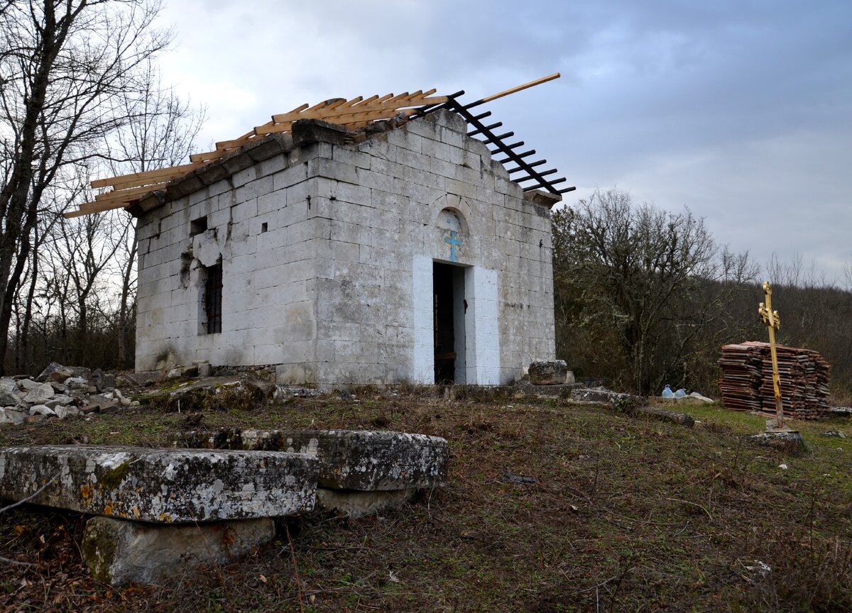 Церковь Покрова Богородицы недалеко от села Синапного в Крыму. Фото автора.