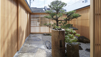 Дом стиле цубонива в Киото, с садом в японском.