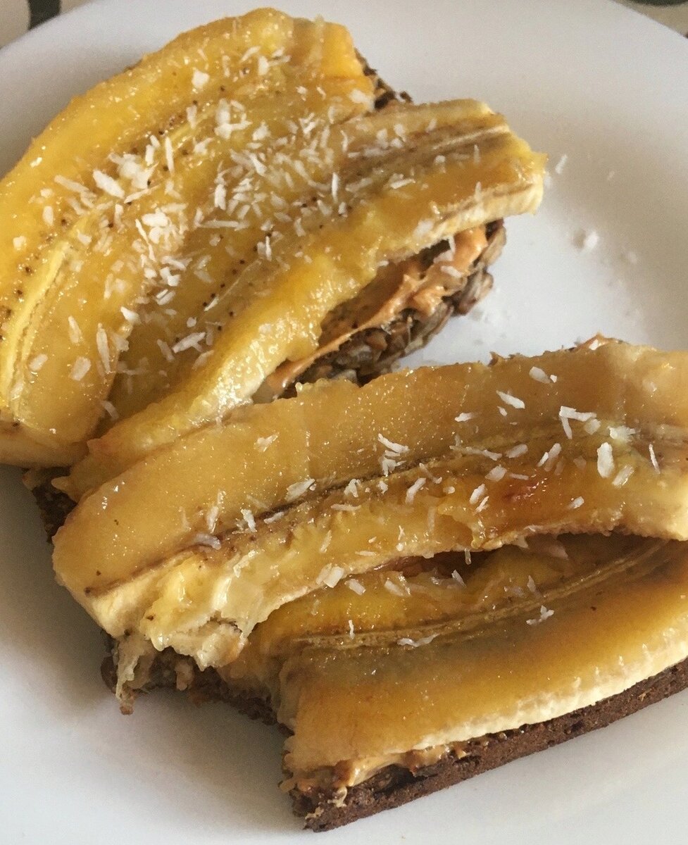 Тосты с бананом и арахисовой пастой (одна порция)