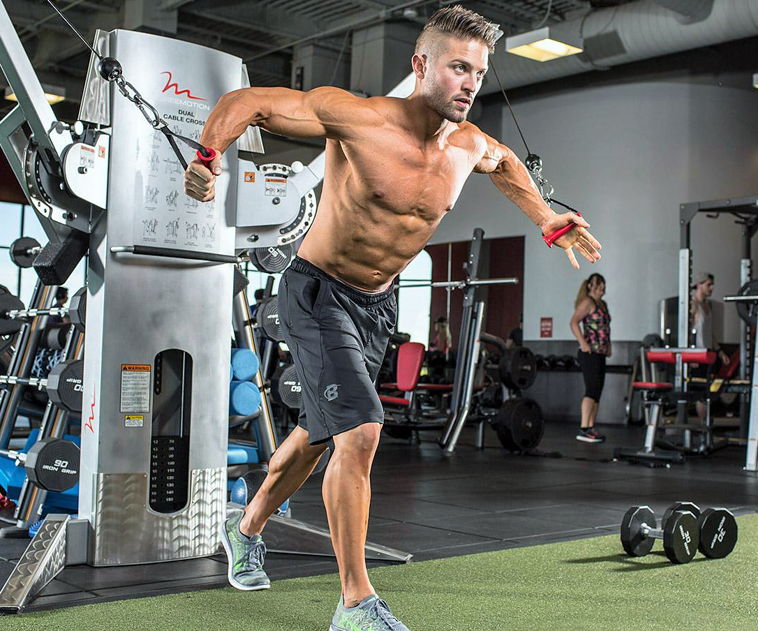 Выставьте одну ногу слегка вперед (как при выполнении выпадов), хорошенько стяните лопатки, опустите плечевой пояс и слегка выгнитесь в пояснице