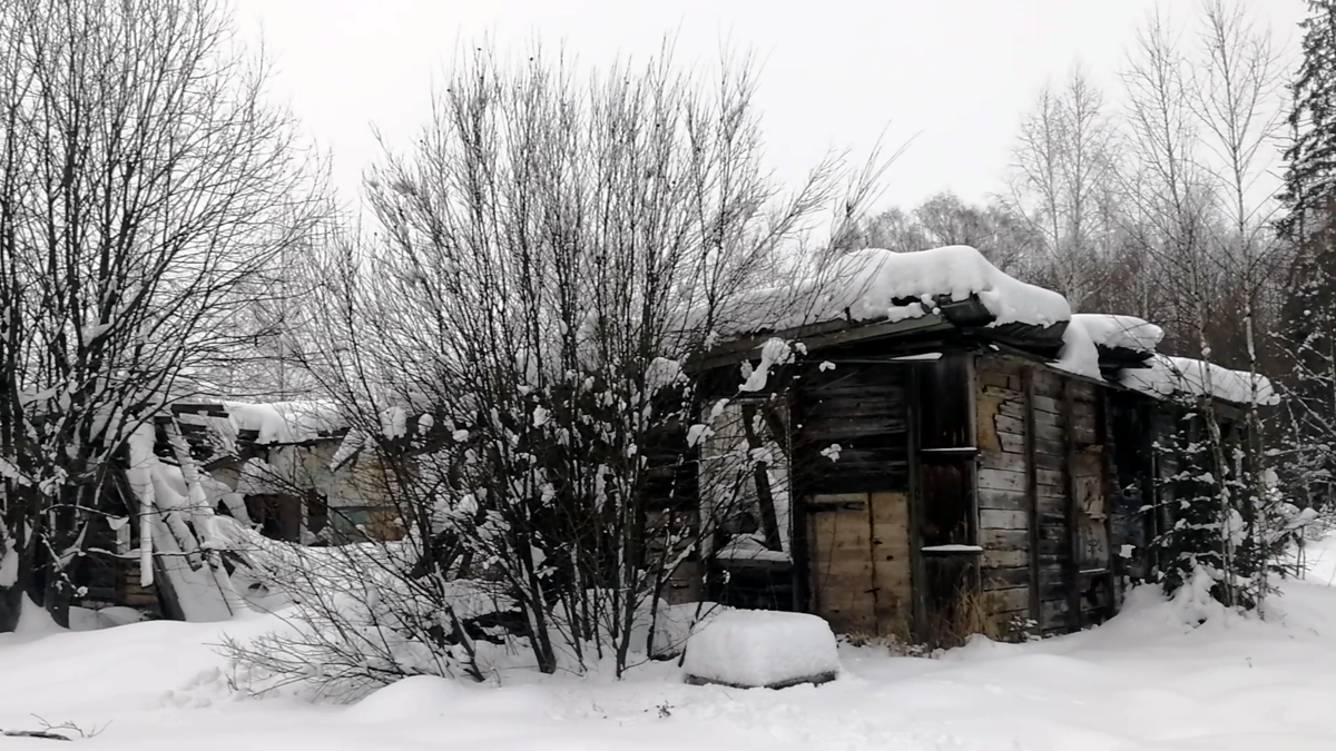 С поворота мы видим деревянные строения