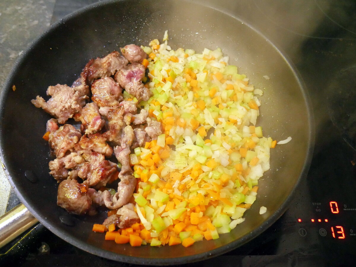 Мясо и овощи на очень сильном огне обжаривать до корочки на мясе. Растительного масла совсем немного. Как только почувствовали первый запах чуть подгоревшего лука, сразу добавляйте немного воды, чтобы она покрывала овощи наполовину. Когда вода выкипит и овощи снова начнут жариться, вновь добавить воду и опять ее выпарить. Так можно делать 2-3 раза -->