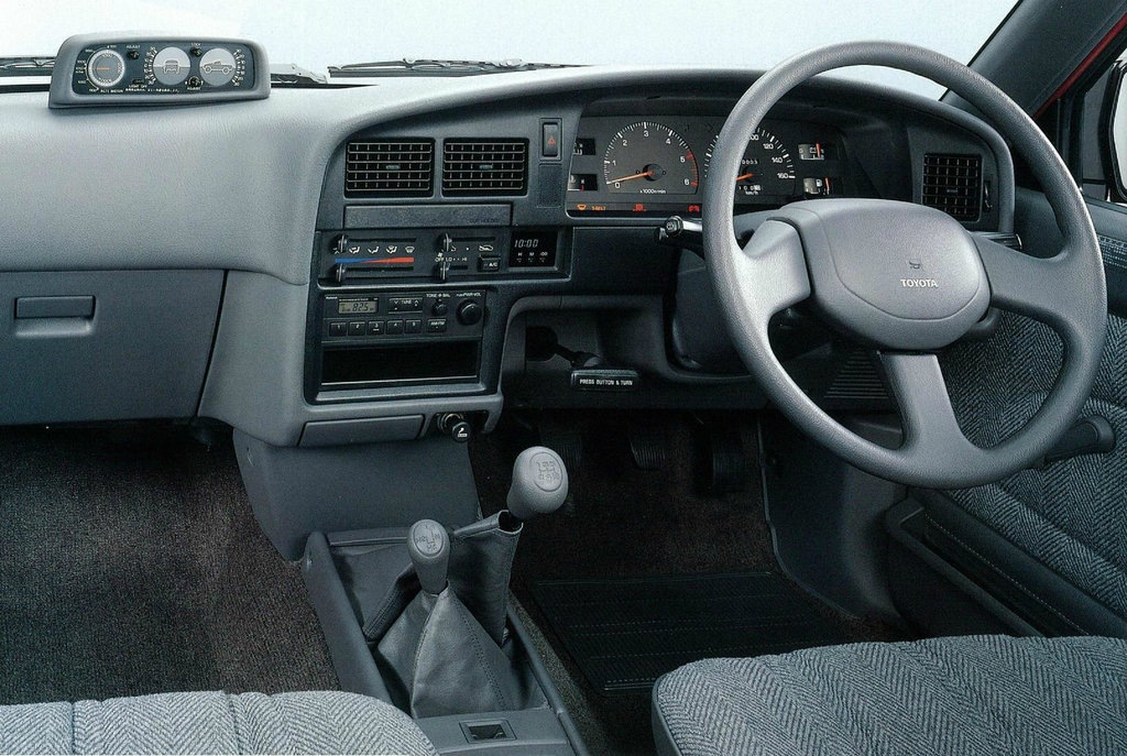 Салон Toyota Hilux Pick Up 1988, пикап, 5 поколение, N80, N90, N100, N110 (09.1988 - 07.1991)