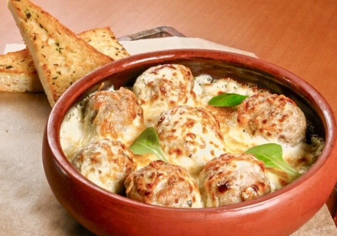 Котлеты из индейки запеченные с гречкой и грибами в сливочно-сметанной заливке.