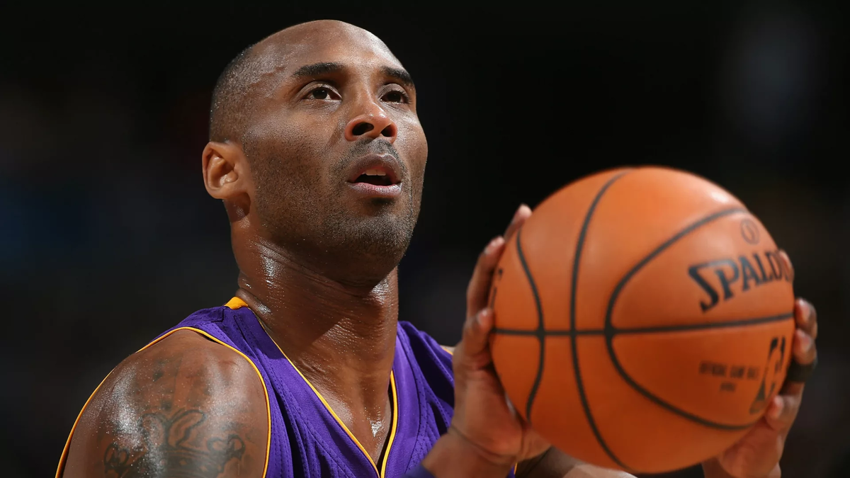Ко́би Бин Бра́йант (англ. Kobe Bean Bryant; 23 августа 1978, Филадельфия, Пенсильвания, США — 26 января 2020, Калабасас, Калифорния, США) — американский профессиональный баскетболист, выступавший в Национальной баскетбольной ассоциации в течение двадцати сезонов за одну команду — «Лос-Анджелес Лейкерс». Играл на позиции атакующего защитника. Был выбран в первом раунде под общим 13-м номером на драфте НБА 1996 года командой «Шарлотт Хорнетс». Сразу по окончании школы начал карьеру в НБА. За это время выиграл пять чемпионских титулов, 18 раз принимал участие в матче всех звёзд, 15 раз включался в сборную всех звёзд и 12 раз в сборную защиты всех звёзд. В составе национальной сборной США дважды выигрывал золото Олимпийских игр, а также становился победителем чемпионата Америки. Его четыре награды MVP матча всех звёзд являются наибольшим количеством в истории НБА. 14 апреля 2016 года закончил карьеру в НБА, набрав в своем последнем матче с «Ютой» 60 очков. В возрасте 34 лет и 104 дней Брайант стал самым молодым игроком в истории лиги, набравшим 30 000 карьерных очков. Он стал лучшим снайпером за всю историю франшизы «Лос-Анджелес Лейкерс» 1 февраля 2010 года, когда превзошёл Джерри Уэста. В 2018 году получил премию «Оскар» за лучший анимационный короткометражный фильм «Дорогой баскетбол».