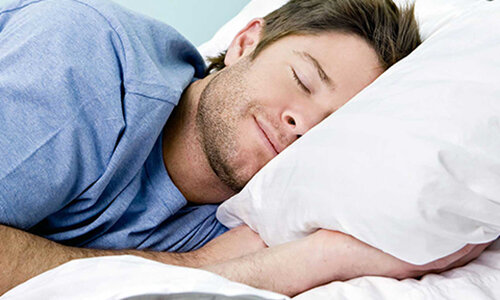 Каждый из нас испытал на себе, что есть положения, сон в которых приносит только физические страдания, а есть такие, которые позволяют отдохнуть полноценно. Сейчас мы поговорим о том, в чем польза сна на левом боку, и почему раньше даже специалисты рекомендовали отворачиваться в противоположную сторону.