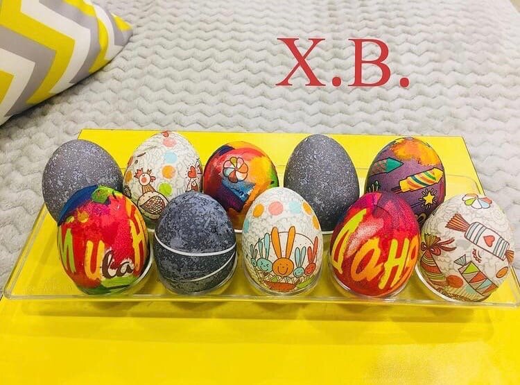 два вида украшения яиц (декупаж и окраска в листьях каркаде). фОТО АВТОРА