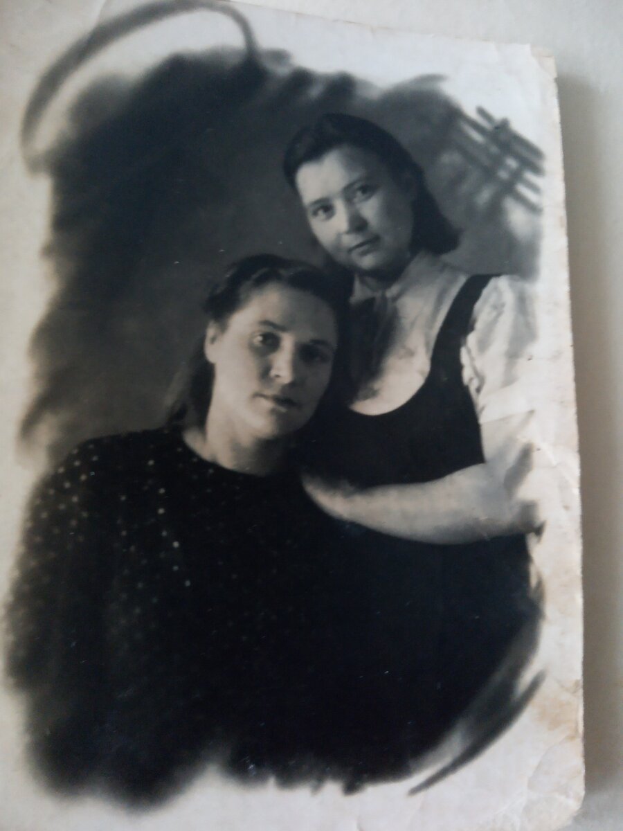 История нашей семьи. Слева моя бабушка Фролова Евдокия Дмитриевна и не известная девушка. На фото нет надписи(помогите узнать ее имя).