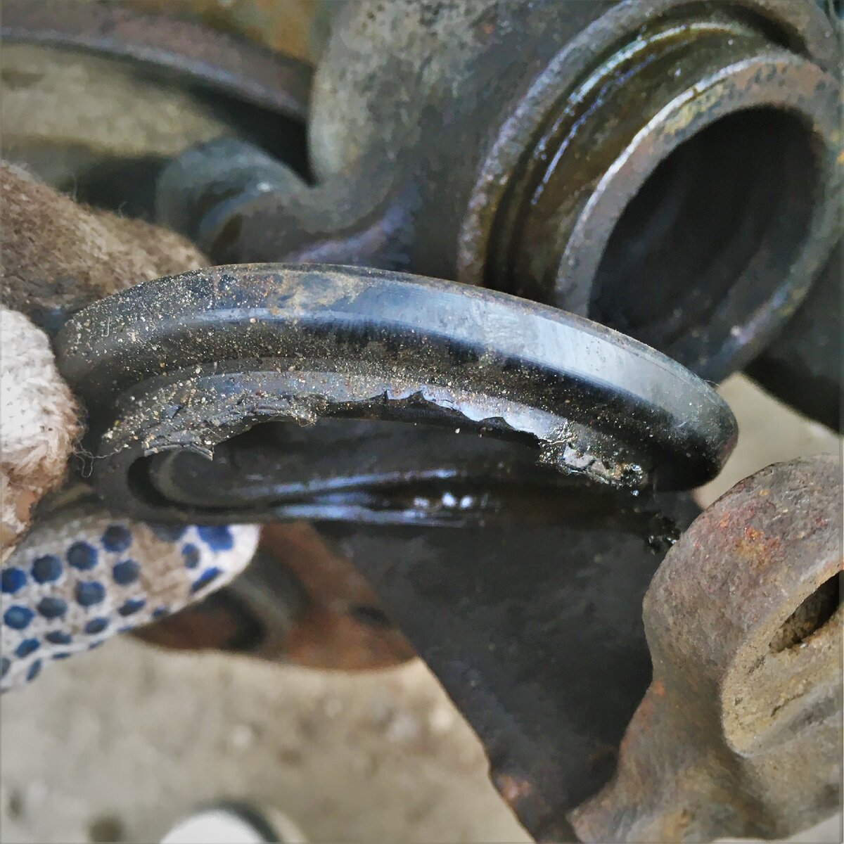 Я его дорвал, когда снимал с поршня