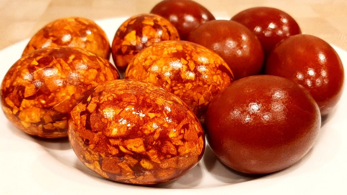 Крашеные яйца в луковой шелухе