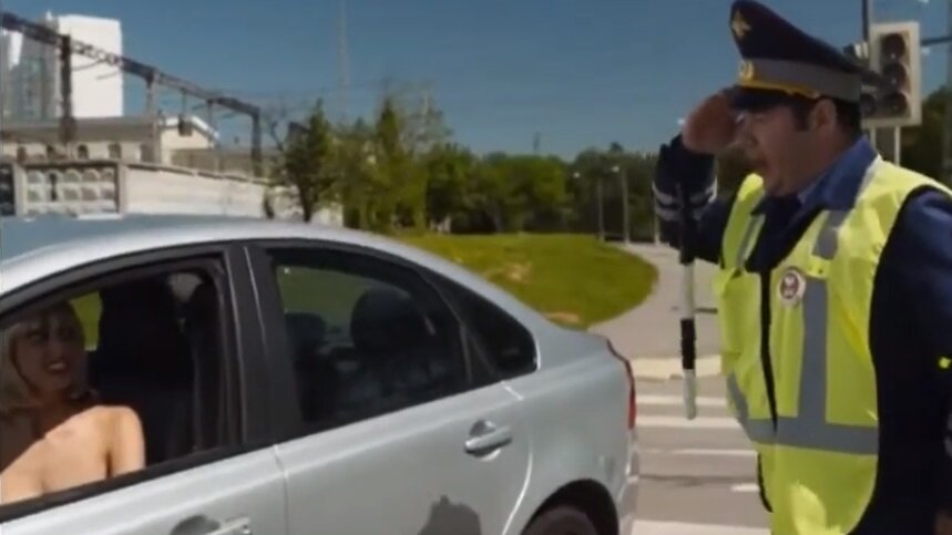 водитель в очках для зрения. вождение автомобиля. можно ли ездить без очков. особые отметки в водительском удостоверении. можно ли ездить без очков.