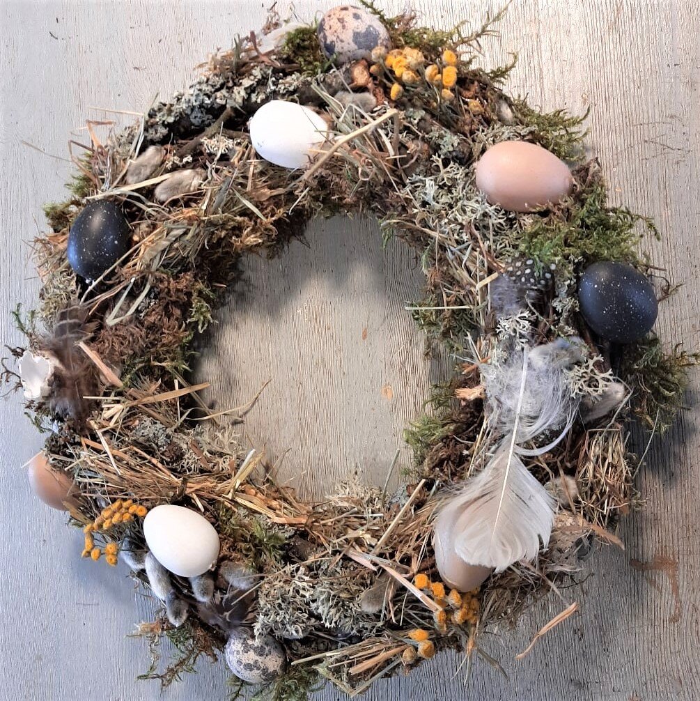 Венок из природных материалов, сухоцветов и декоративных яиц
