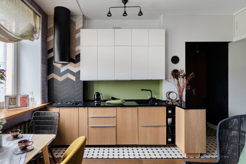 Квартира в Санкт-Петербурге. Открытое пространство кухни-столовой выглядит достаточно просторно благодаря правильно выбранной кухне и цветовым решениям. Автор проекта: Людмила Розводовская. Фото: Иван Сорокин.