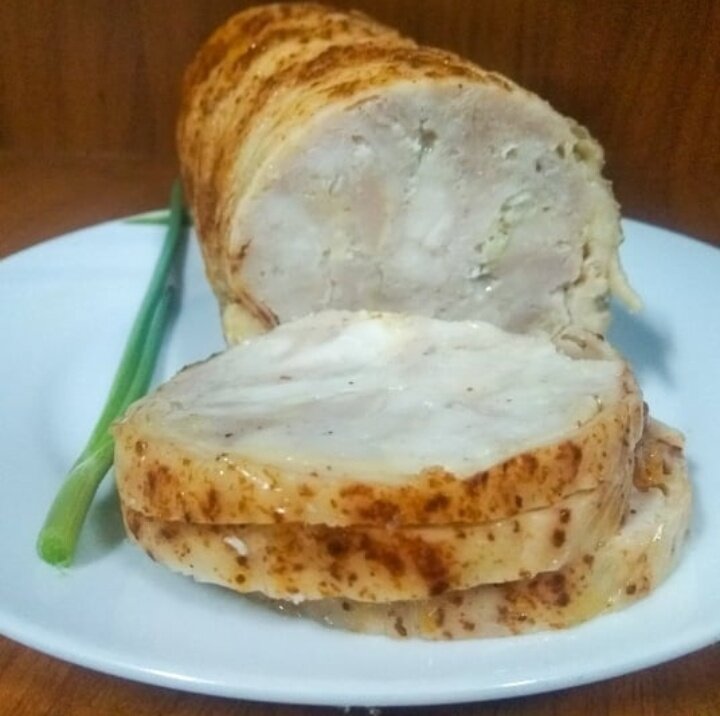 Готовая ветчина в разрезе.
