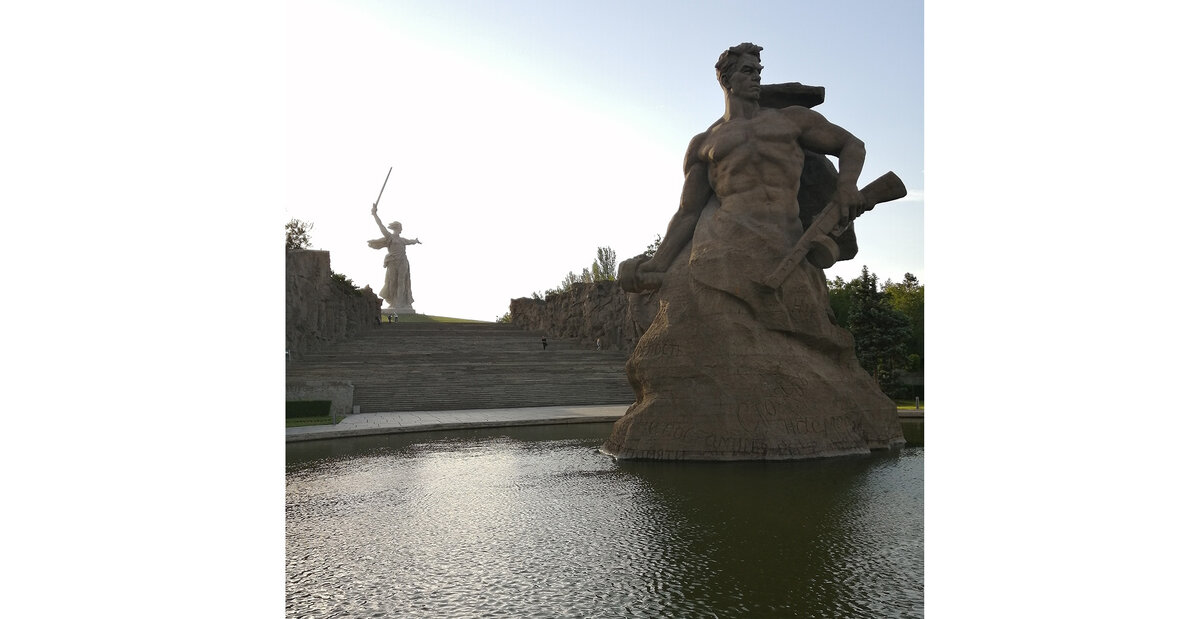                                                  Вид со стороны площади "Стоявших насмерть"