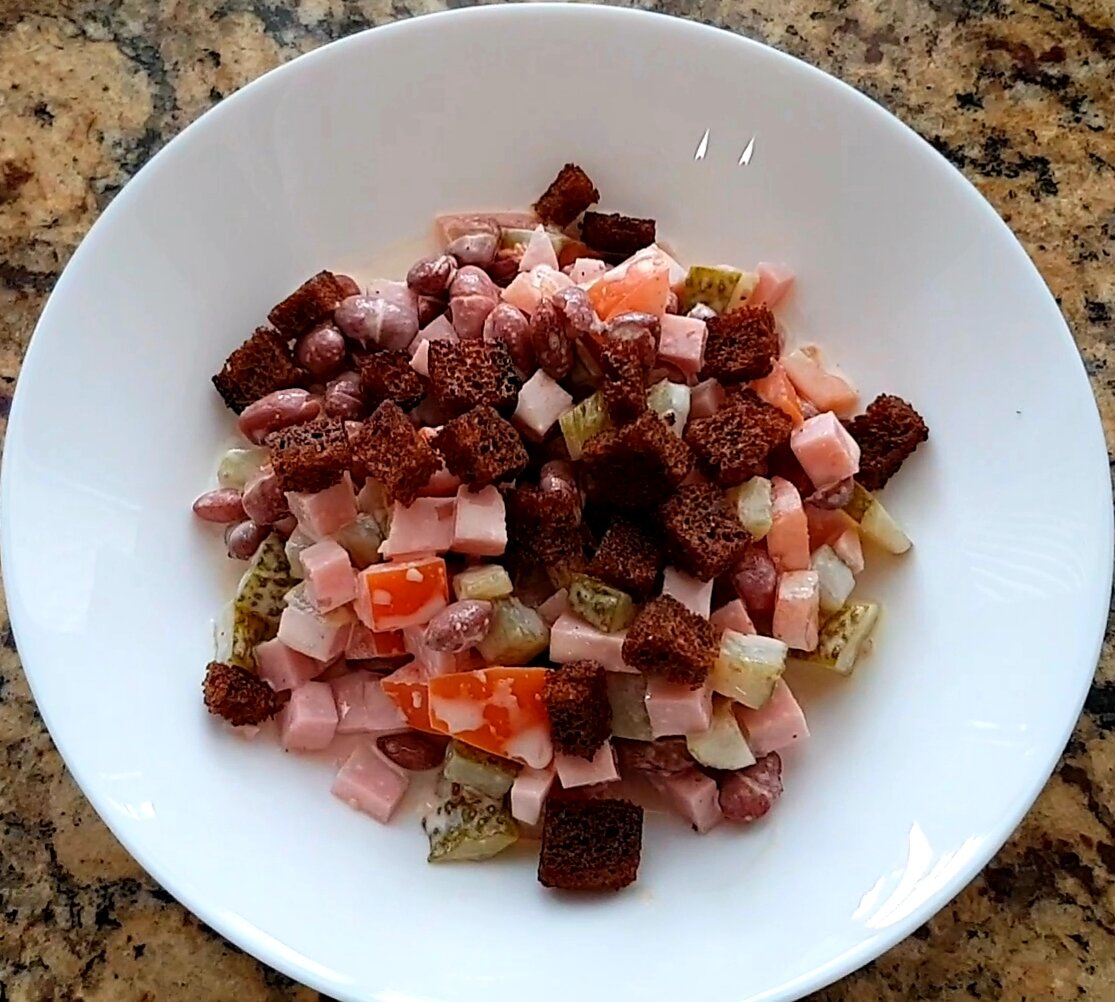 Салаты с сухариками — 48 рецептов с фото пошагово. Как приготовить салат с сухариками?