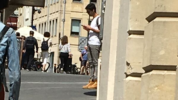 Кажется, что парень на фото левитирует. Однако если закрыть пальцем тень под ногами человека, то становится понятно, что он стоит на асфальте