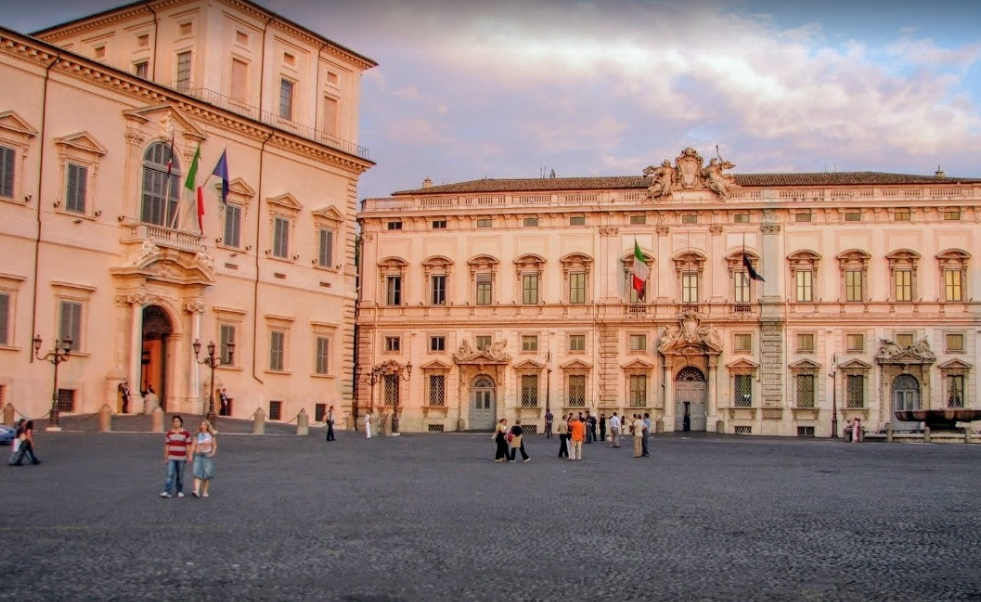 Расположенная на самом высоком из семи холмов Рима, Piazza del Quirinale предлагает великолепный вид на город . Церемония смены караула здесь проходит каждый день.