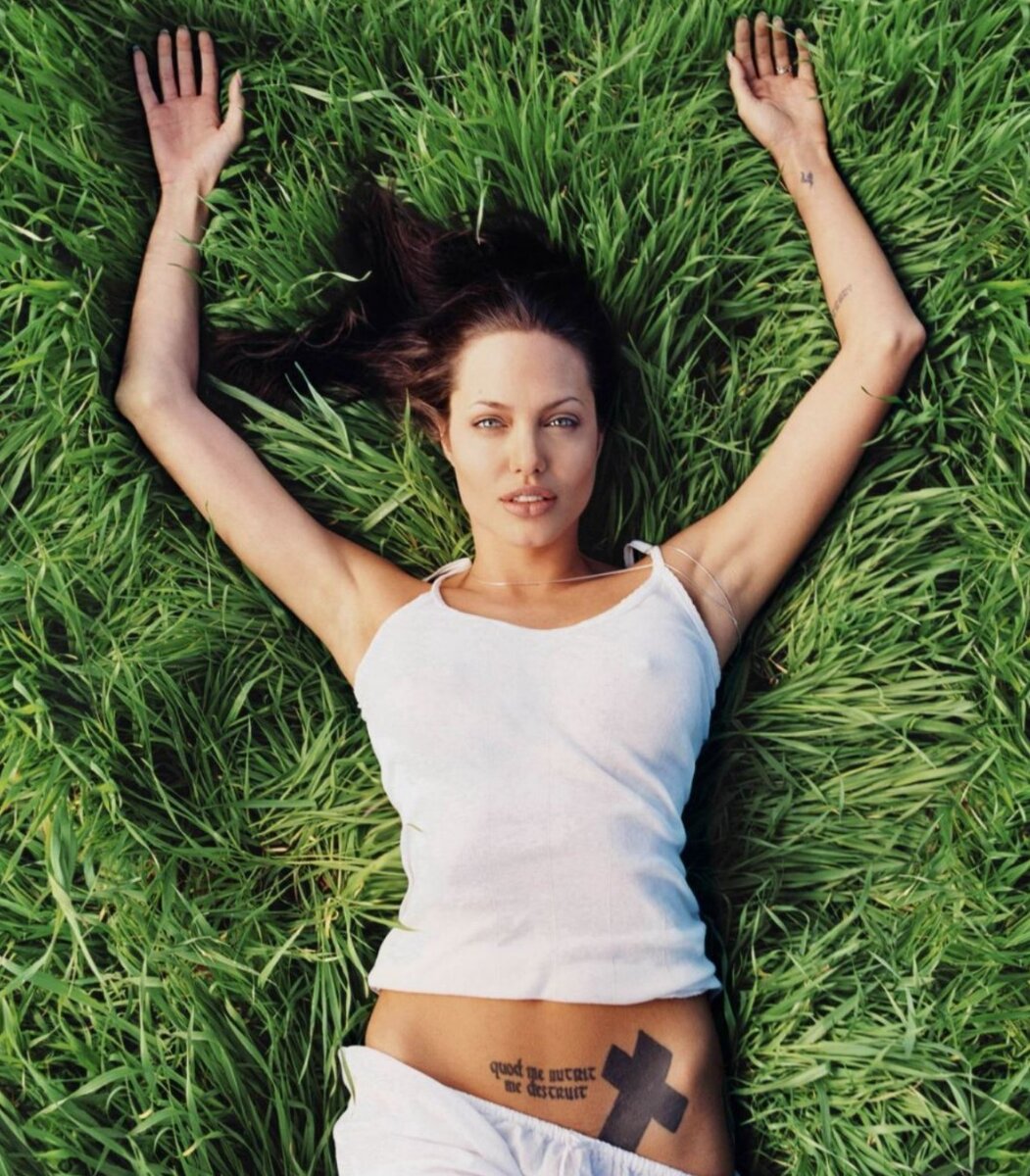 Анджелина Джоли и ее крестик, 1998 год