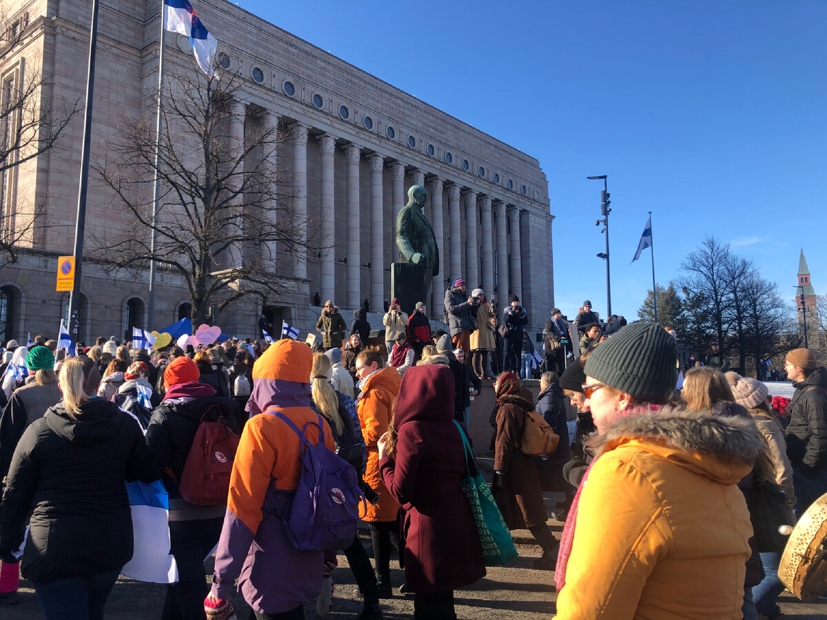 На одном из протестов по короноограничениям, рядом с правительством в Хельсинки 