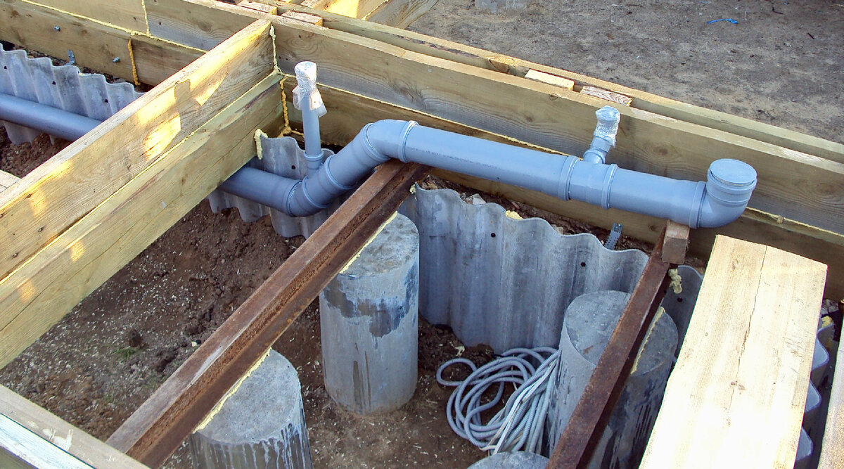 Было. По швеллеру был произведён настил из пластин( полбревна). Затем пропенивание всех щелей для гидроизоляции и цементная заливка с армированием всем подряд толщиной 100мм. Ну а дальше….