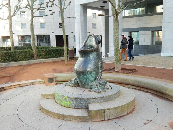 Памятник лягушке в париже фото