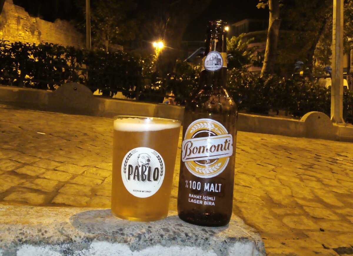 Bomonti 100% Malt в стакане на улице Стамбула. Фото автора
