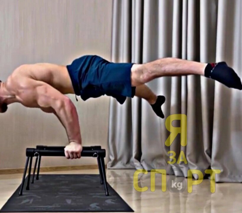 Отжимания в горизонте с ногами врозь