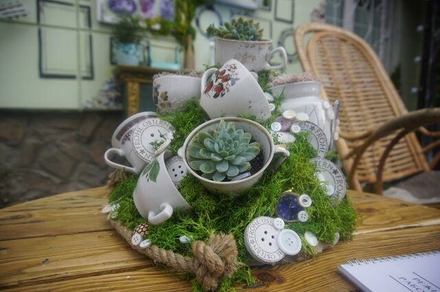    На столике красуется декоративный букет. Фото: «АиФ-Урал»/ Никита Серебряков