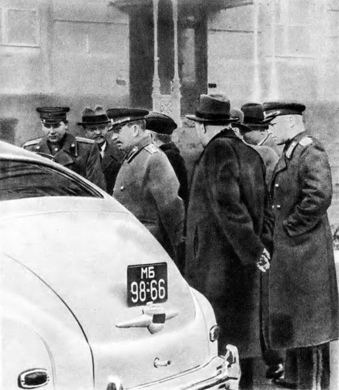 Иосиф Сталин и советский автомобиль "Победа"