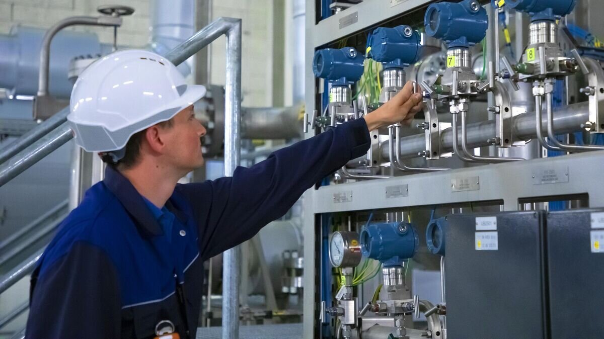 Сотрудник центрально-европейского газового хаба в Баумгартене© РИА Новости / Стрингер