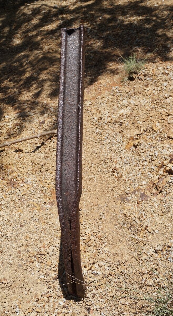 Снимок рельса узкоколейной конно-самокатной железной дороги, использовавшегося для укрепления скатов Большого разноса от оползней.