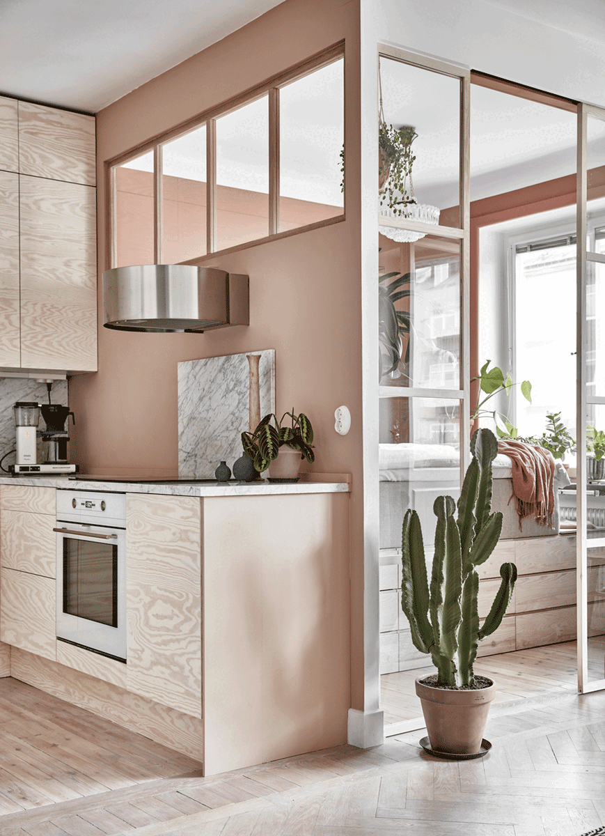    Кухня в квартире дизайнеров Стины Лофгрен и Маттиаса Крисандера. Фасады и дверцы вырезаны из 19-миллиметровой фанеры, а затем обработаны твердым восковым маслом и с небольшим добавлением белого пигмента.