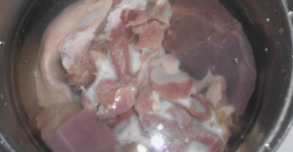 Свиной язык, свиная печень, куриные желудки в кастрюле с водой. Личное фото автора канала Житейская проза