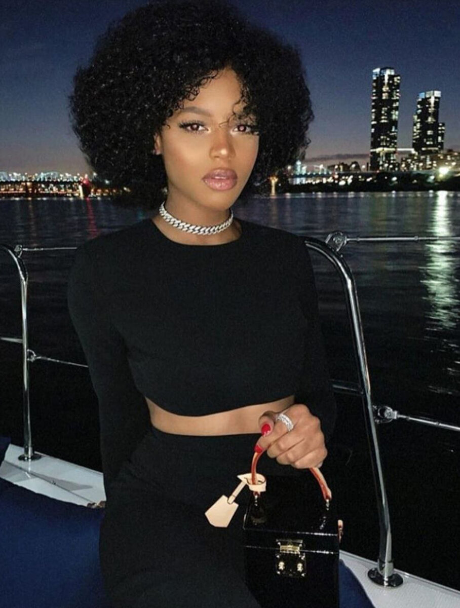 Молодые девушки из африканских захолустий мечтают поскорее свалить из страны в "сказку". Небоскребы, рестораны, вежливые белые джентльмены и деньги рекой.